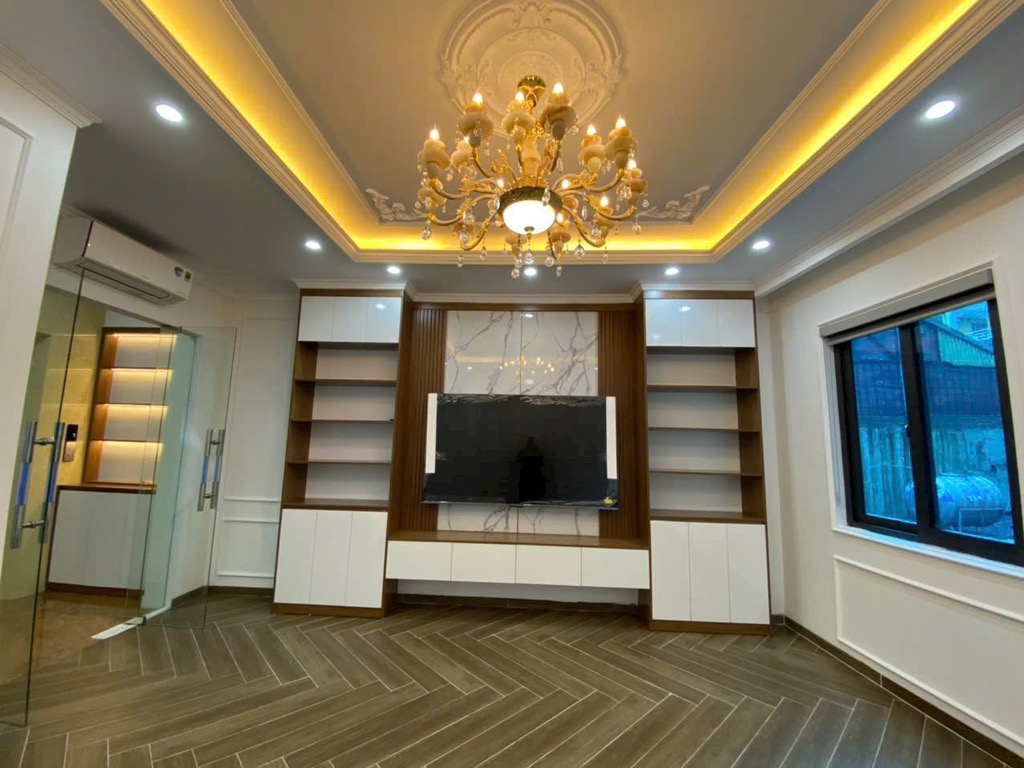 NHÀ ĐẸP GẦN PHỐ PHẠM VĂN ĐỒNG - 7 TẦNG – THANG MÁY – TIỆN ÍCH BẠT NGÀN